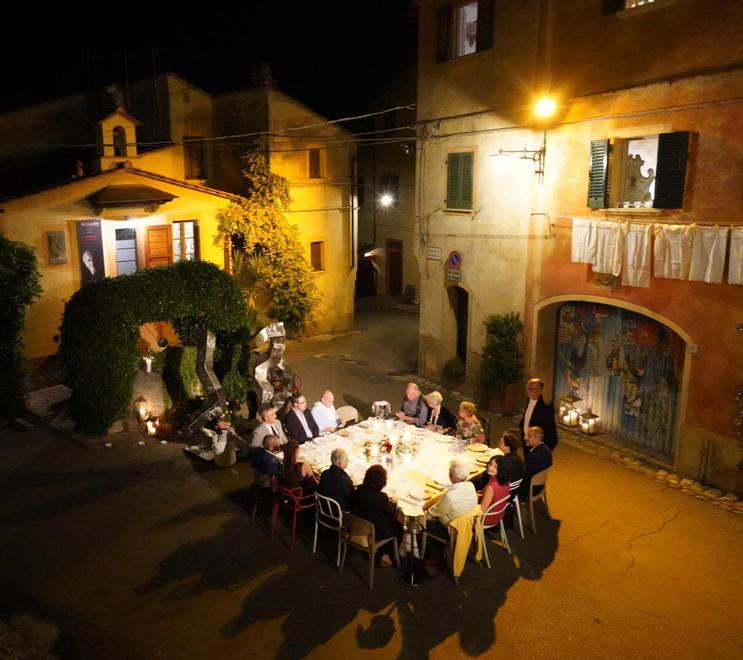 Come dentro una fiaba: i lettori di Noi Tirreno tra le suggestioni del borgo di Lajatico