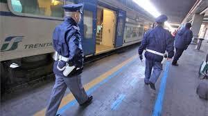 Minaccia con il coltello il capotreno: arrestato alla stazione di Camaiore