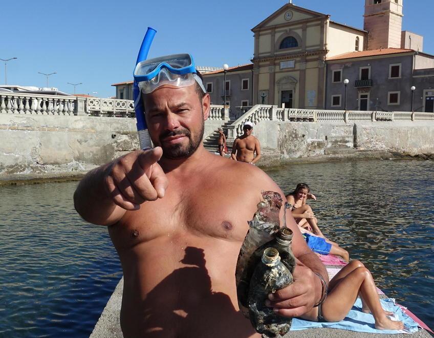 Tutti pazzi per lo spazzino del mare: «Gesto bellissimo incontreremo Saimir» 