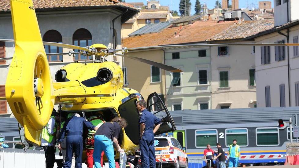 Lo vedono finire sotto il treno e ridono Il 21enne è grave, 3 ragazzi lo sbeffeggiano
