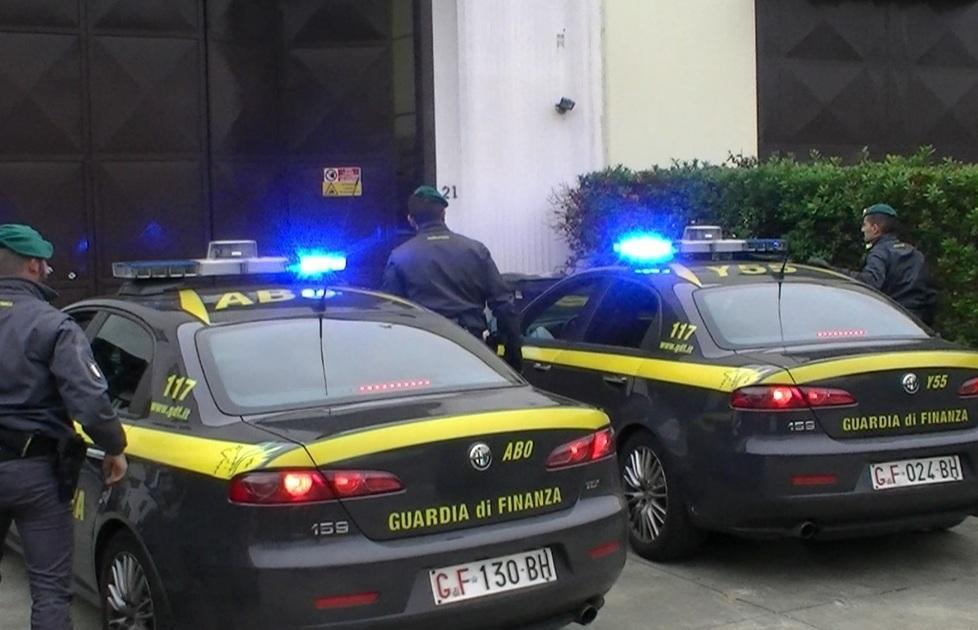 Li spacciano per consulenti ma lavorano da dipendenti 
