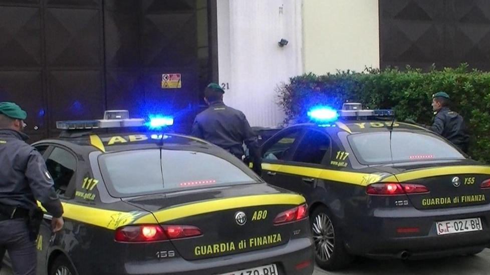 Li spacciano per consulenti ma lavorano da dipendenti