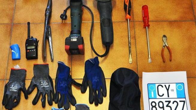 Viaggiano in moto con gli attrezzi da scasso Li ferma la polizia