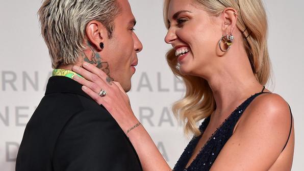 Più nuda che cruda Ferragni, dietro ai like niente: in “Unposted” sfila soltanto la vacuità