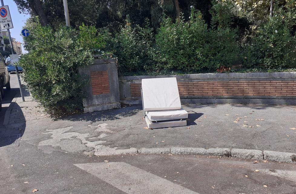 Materasso abbandonato in via Vespucci, lato pineta