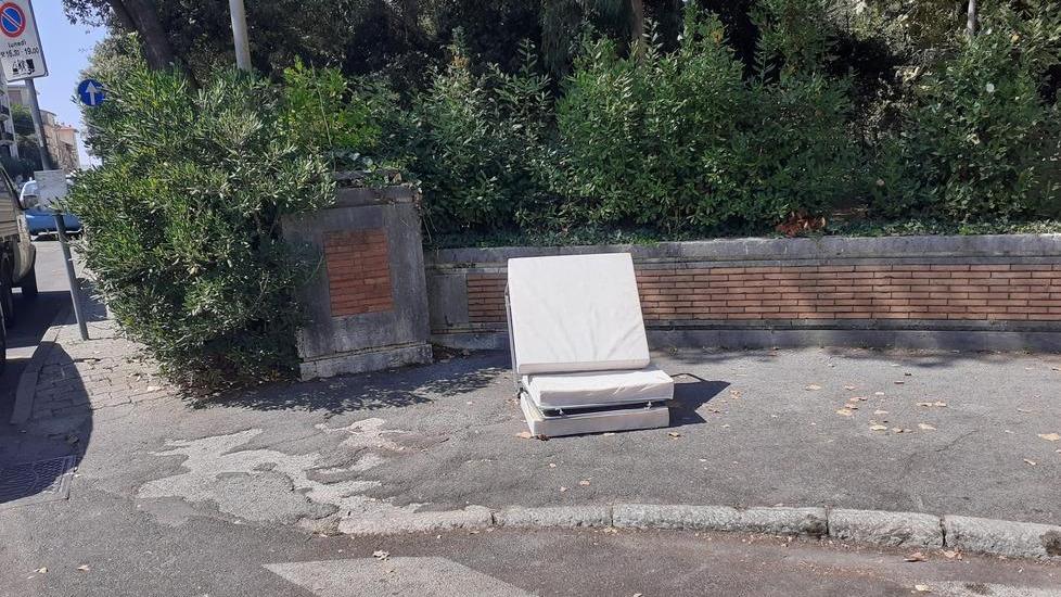 Materasso abbandonato in via Vespucci, lato pineta