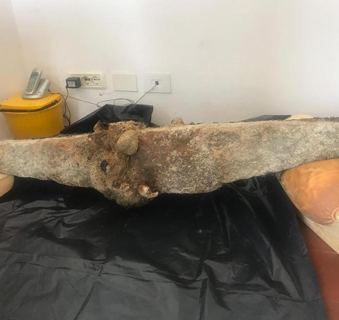 Un’antica ancora di granito riemerge dal mare di Seccheto 