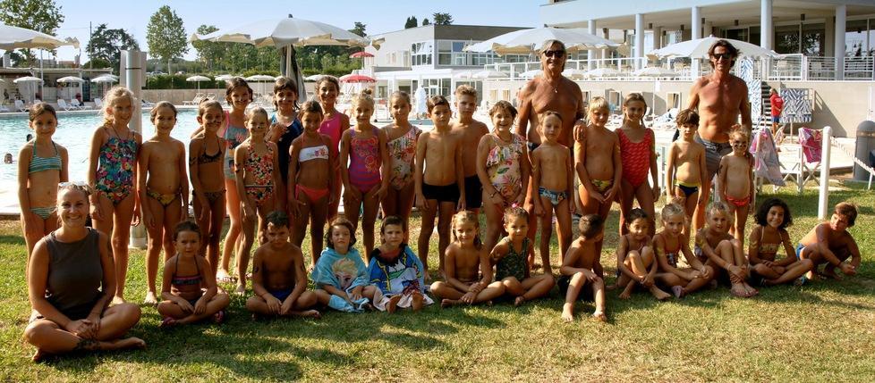 Corsi di nuoto Chiusura col tuffo dell’amicizia