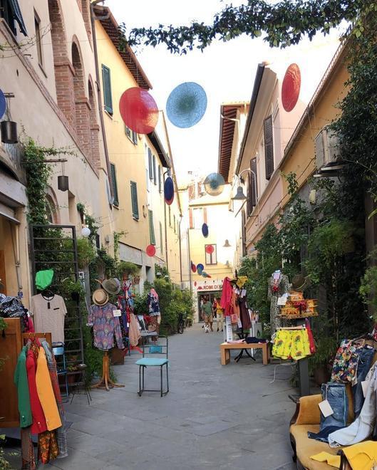 Shopping sotto le stelle Ultima sera in centro con spettacolo in piazza 