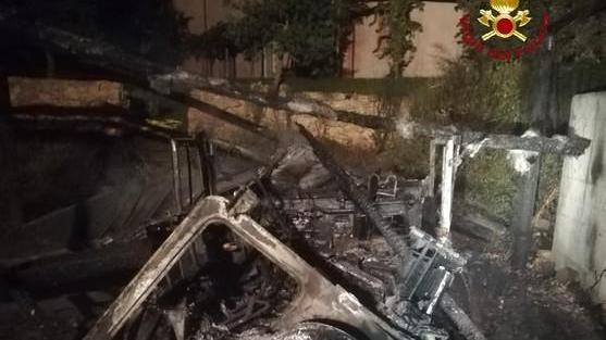 Incendio in un podere Distrutta anche un’auto