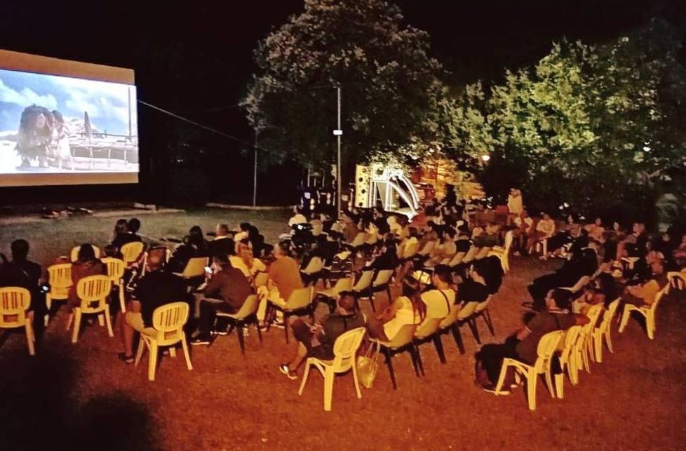 Buona la prima del cinema sotto le stelle a Staffoli