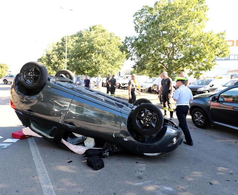 Ferito dentro l’auto che si ribalta
