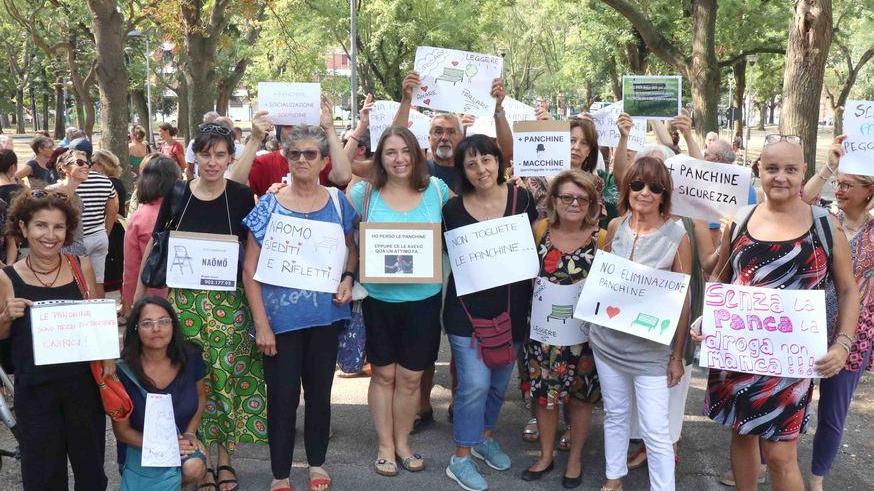 Panchine, ancora proteste