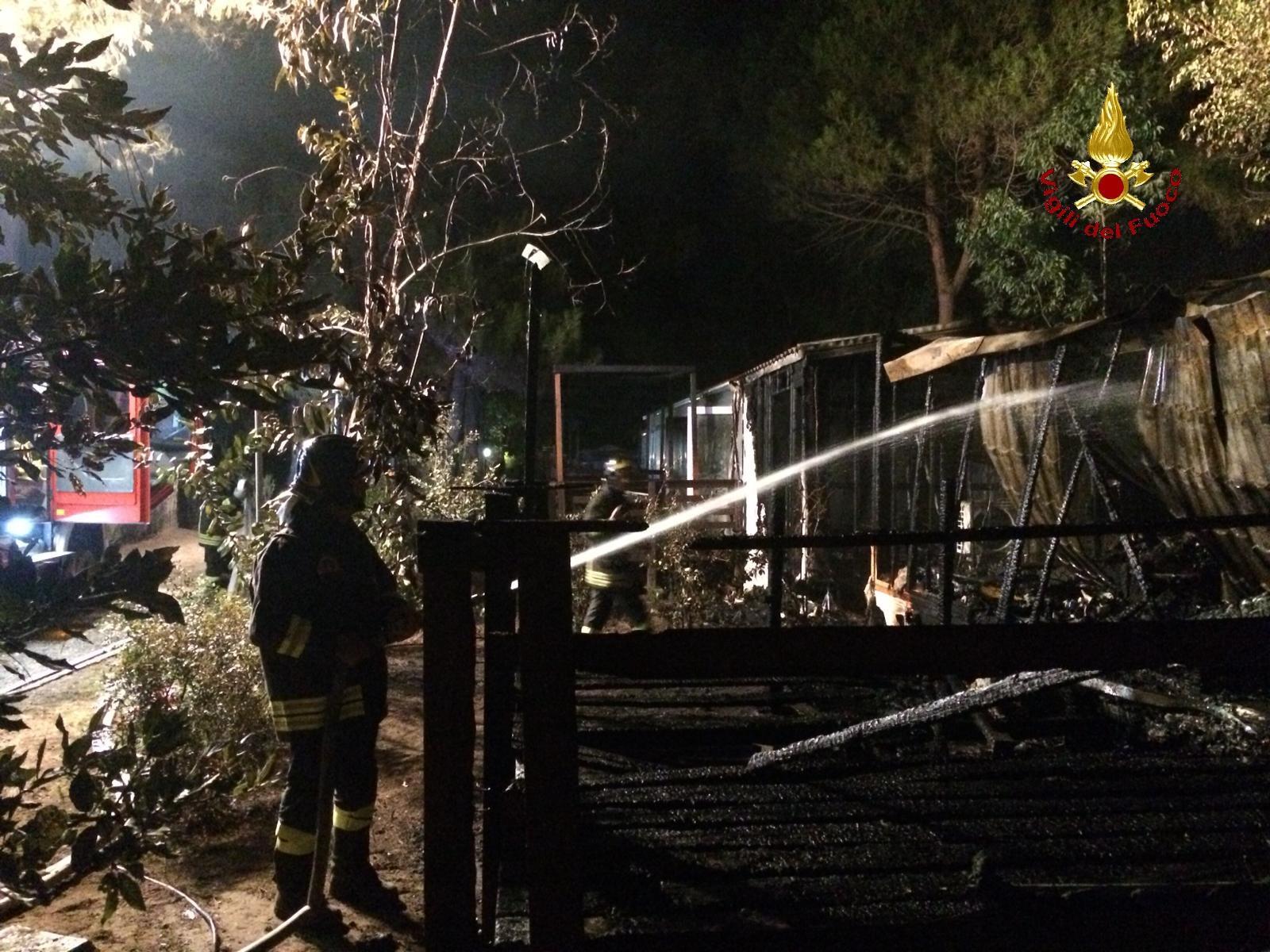 I vigili del fuoco al lavoro nel camping (foto Vvff)