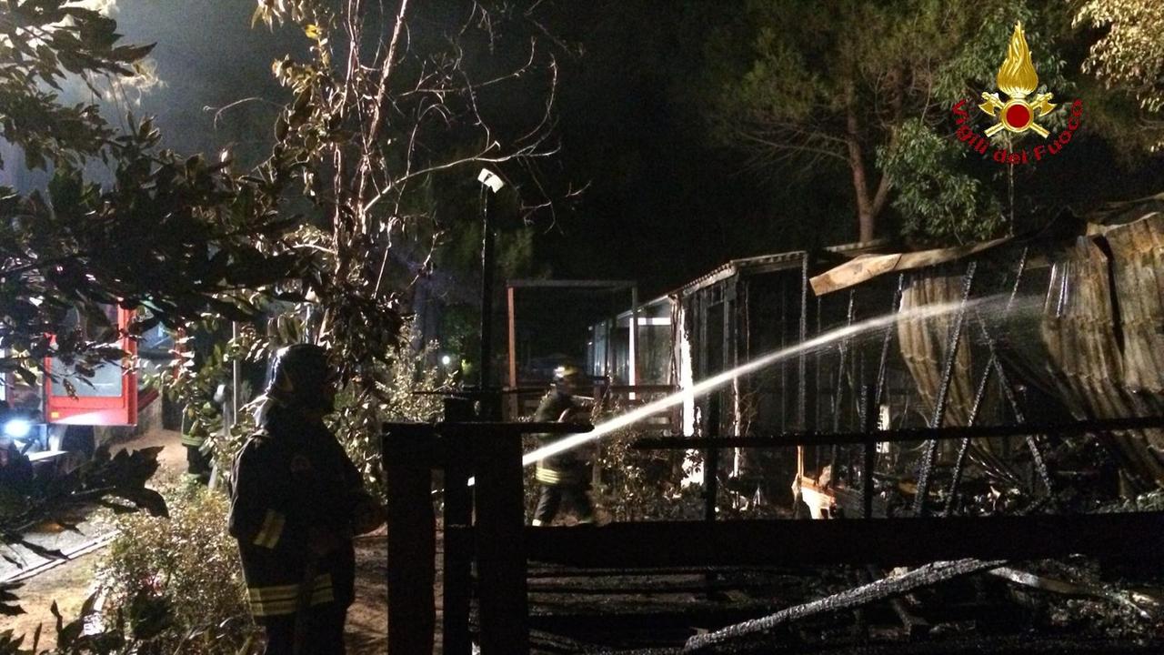 I vigili del fuoco al lavoro nel camping (foto Vvff)