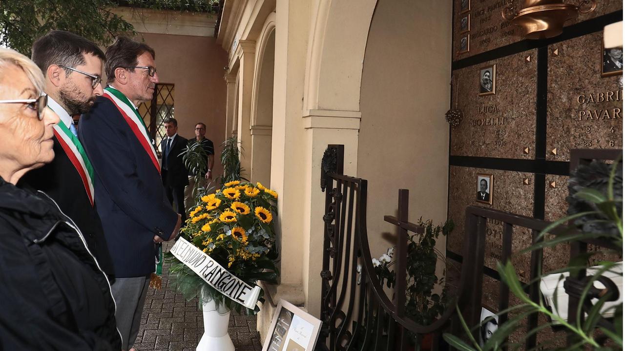 Girasoli sulla tomba di Pavarotti nel dodicesimo anniversario della scomparsa
