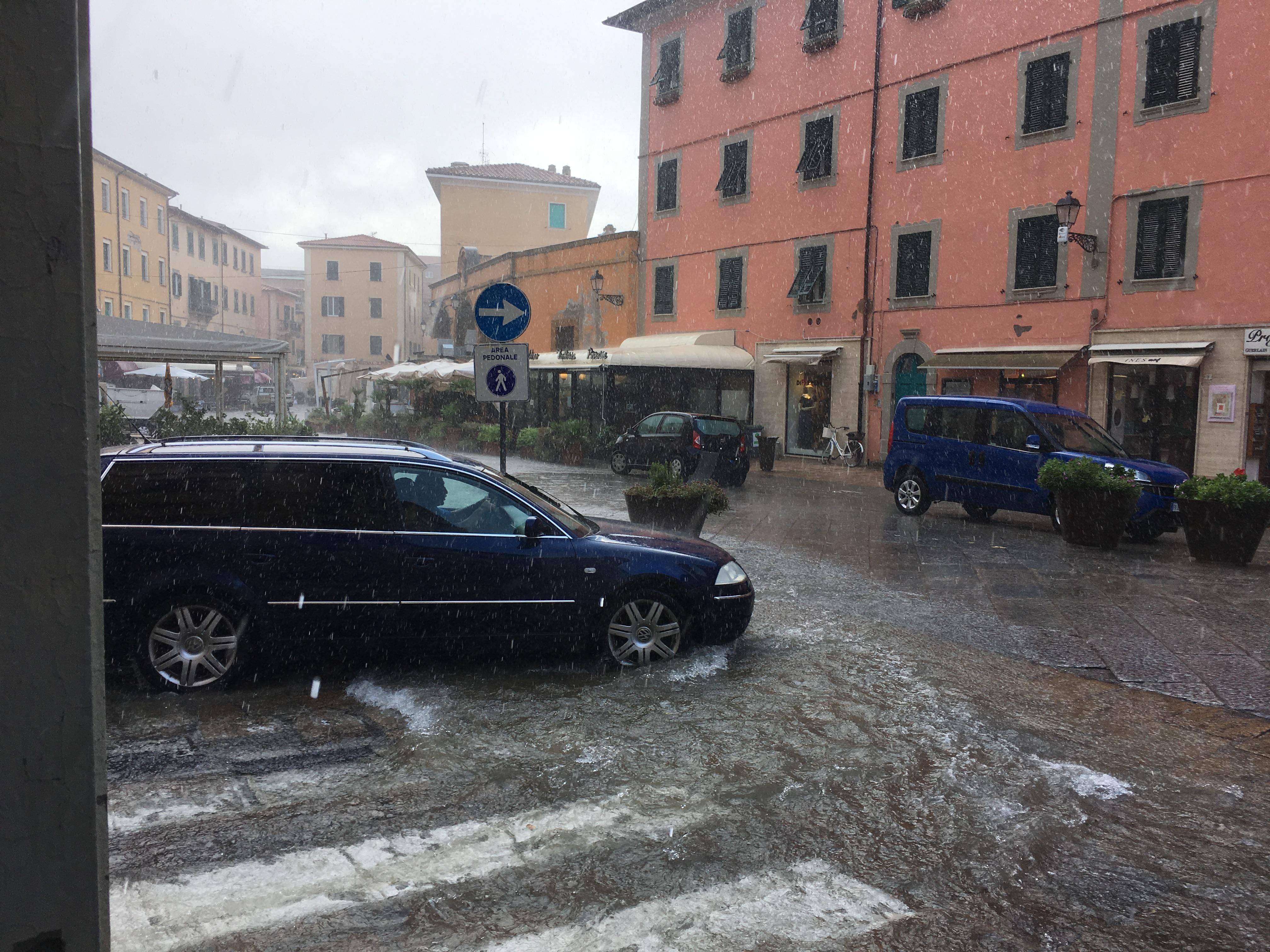 Acqua in piazza Cavour