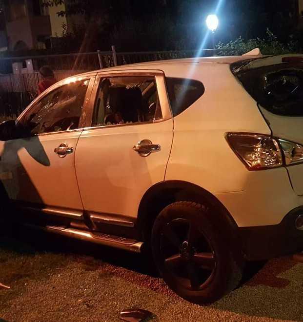 Trova l’ex col nuovo fidanzato e devasta l’auto del rivale 