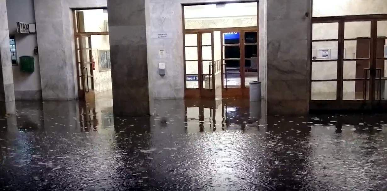 Piove una notte e la stazione  finisce sott'acqua