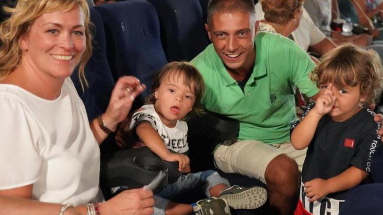 Il baby-attore Antonio Uras con la mamma Matilde, il babbo Salvatore e il fratellino Mattia (fotoservizio Franco Silvi)