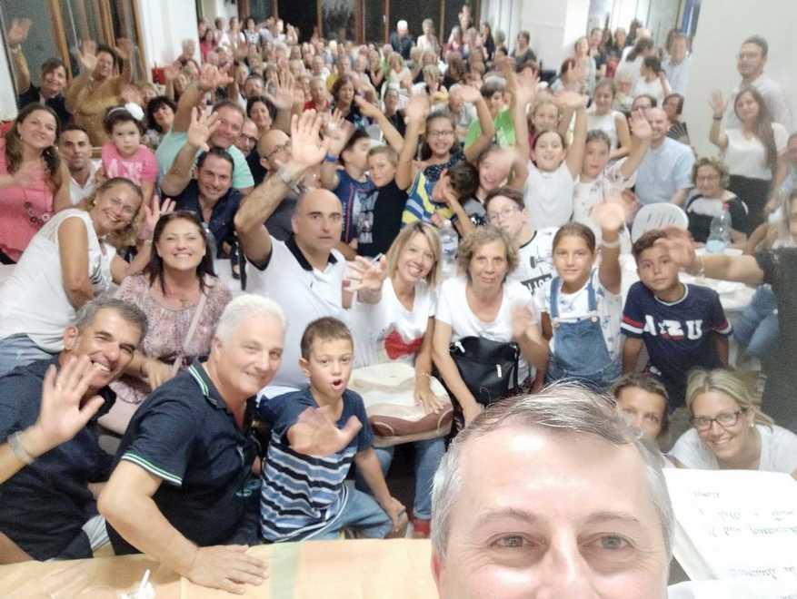 Video, regali e lacrime: Marti saluta don Fabrizio che se ne va dopo 21 anni 