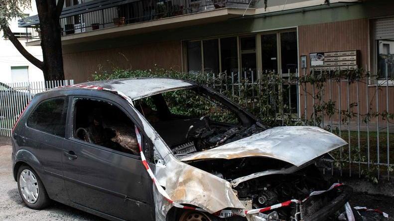 Auto a fuoco nella notte in via Aldo Muston Indagine della polizia