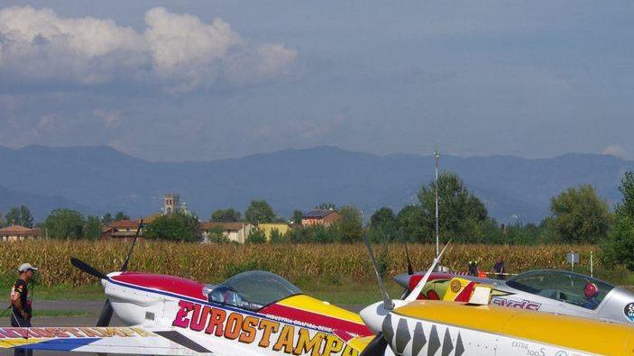 Spettacolari acrobazie nei cieli con le sfide dei velivoli a motore
