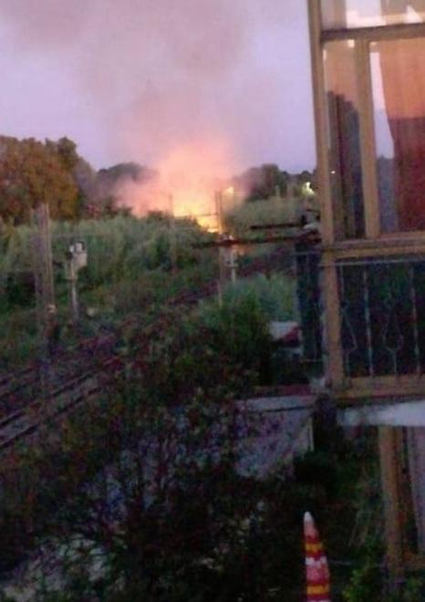 Fiamme lungo la linea ferroviaria