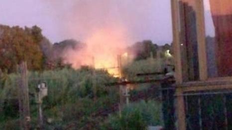 Fiamme lungo la linea ferroviaria
