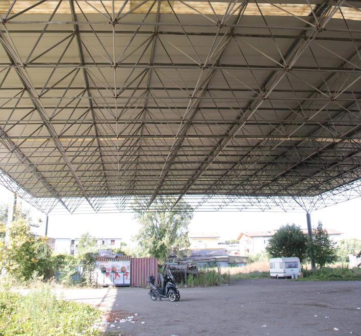 Via Comparini, rifiuti sotto il tetto del mercato dei fiori mai nato 