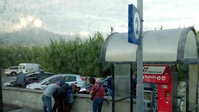 Punta il coltello alla gola del capotreno