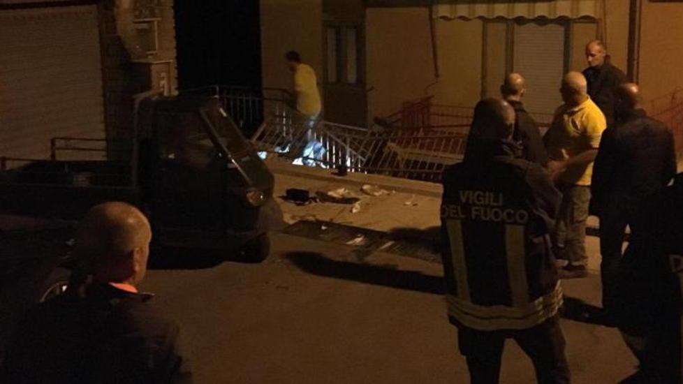 Auto trancia i tubi del gas evacuate cinquanta persone 