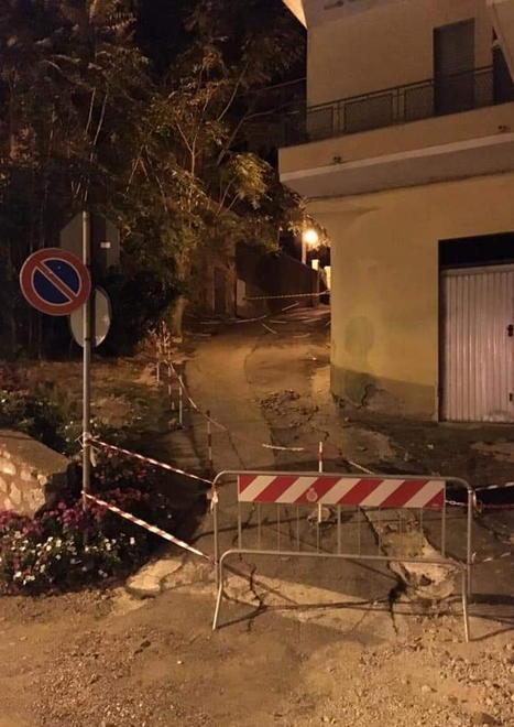 Si stacca cornicione Strada chiusa al traffico 
