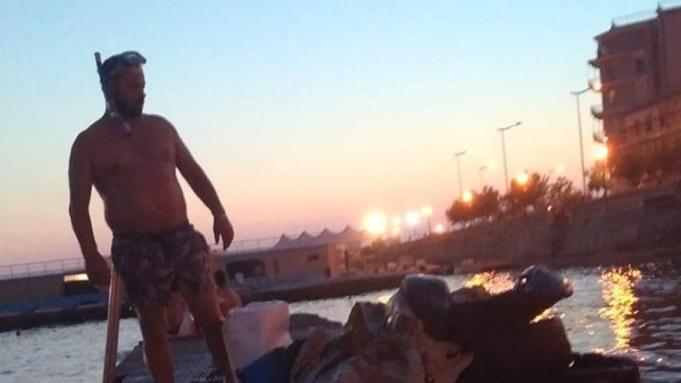 Il Tirreno consegna un premio allo “spazzino” del mare