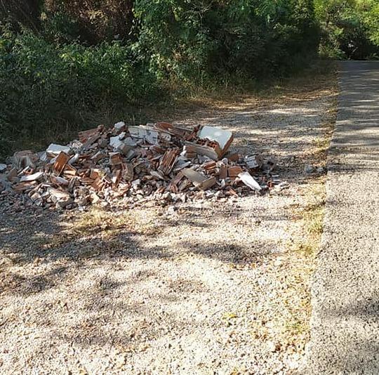 Sos rifiuti abbandonati nel verde a Filettole