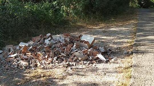 Sos rifiuti abbandonati nel verde a Filettole