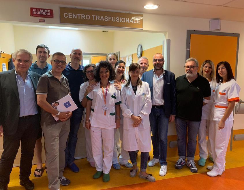 Foto di gruppo per la donazione di sangue effettuata da appartenenti all’amministrazione comunale