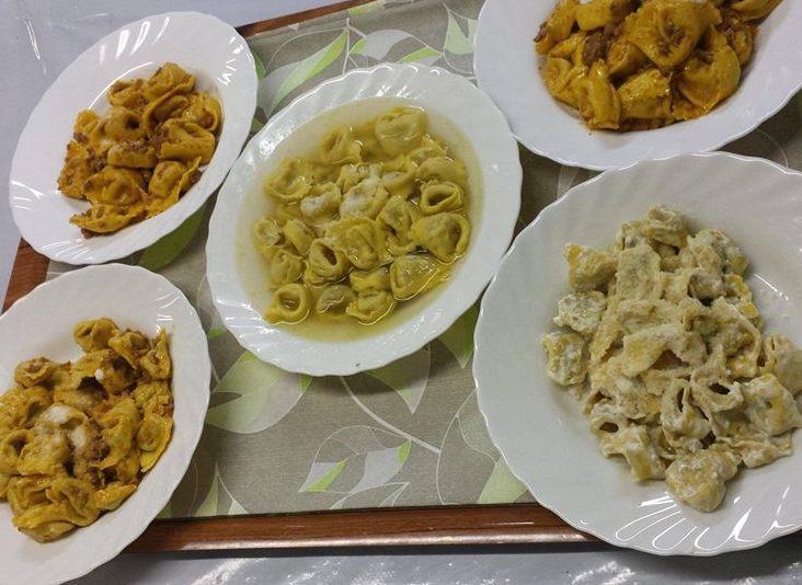 Festa nel segno della solidarietà E di vassoi pieni di prelibatezze 