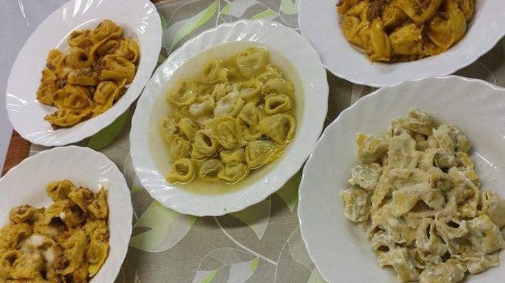 Festa nel segno della solidarietà E di vassoi pieni di prelibatezze