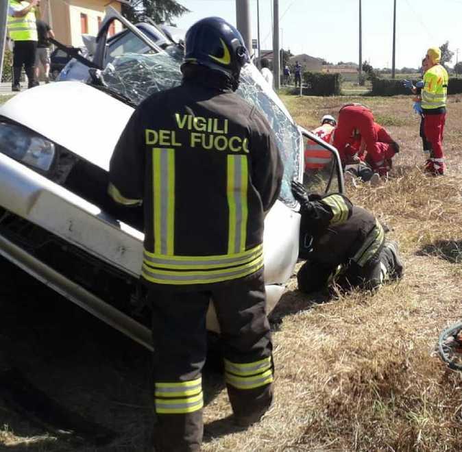 Perde il controllo dell’auto si schianta contro un palo Automobilista resta ferito 