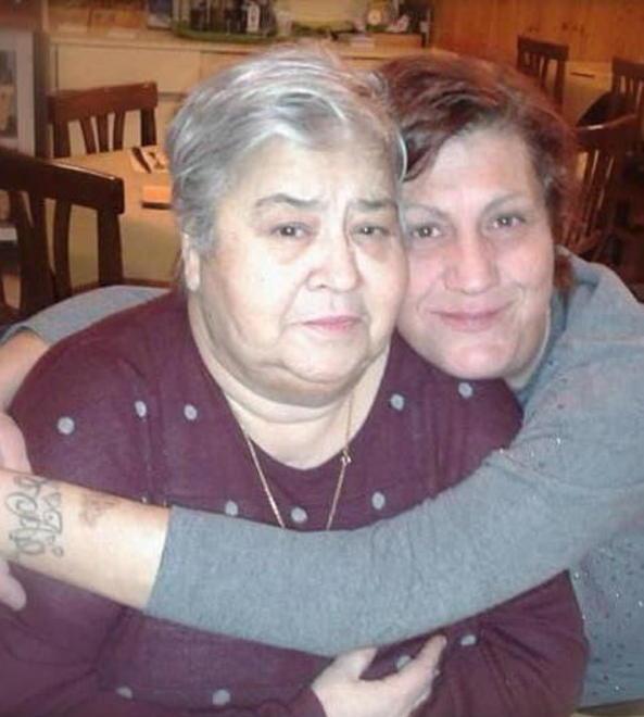 Sabrina Marchi abbraccia la mamma Miria Falciani, ora deceduta