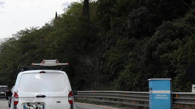 L’autovelox mobile sulla Fi-Pi-Li all’altezza di Montelupo (foto Sestini)