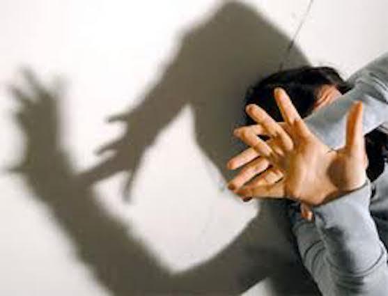 Spilamberto, picchia e rompe il naso alla moglie  Denunciato
