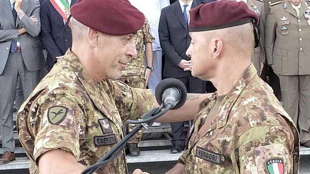Il passaggio di consegne al comando della Folgore