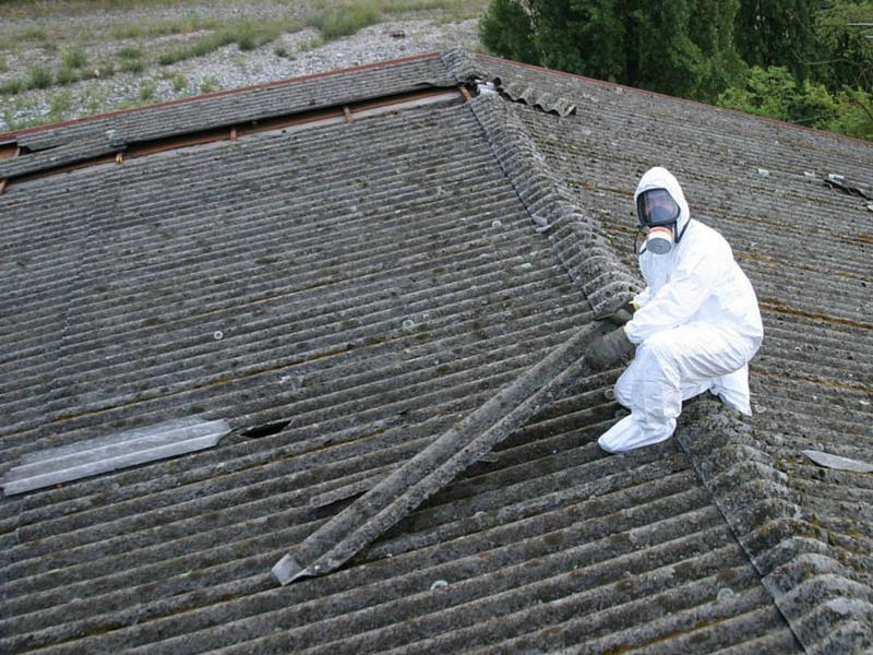 Non smaltisce le lastre di eternit e viene denunciato dai forestali 