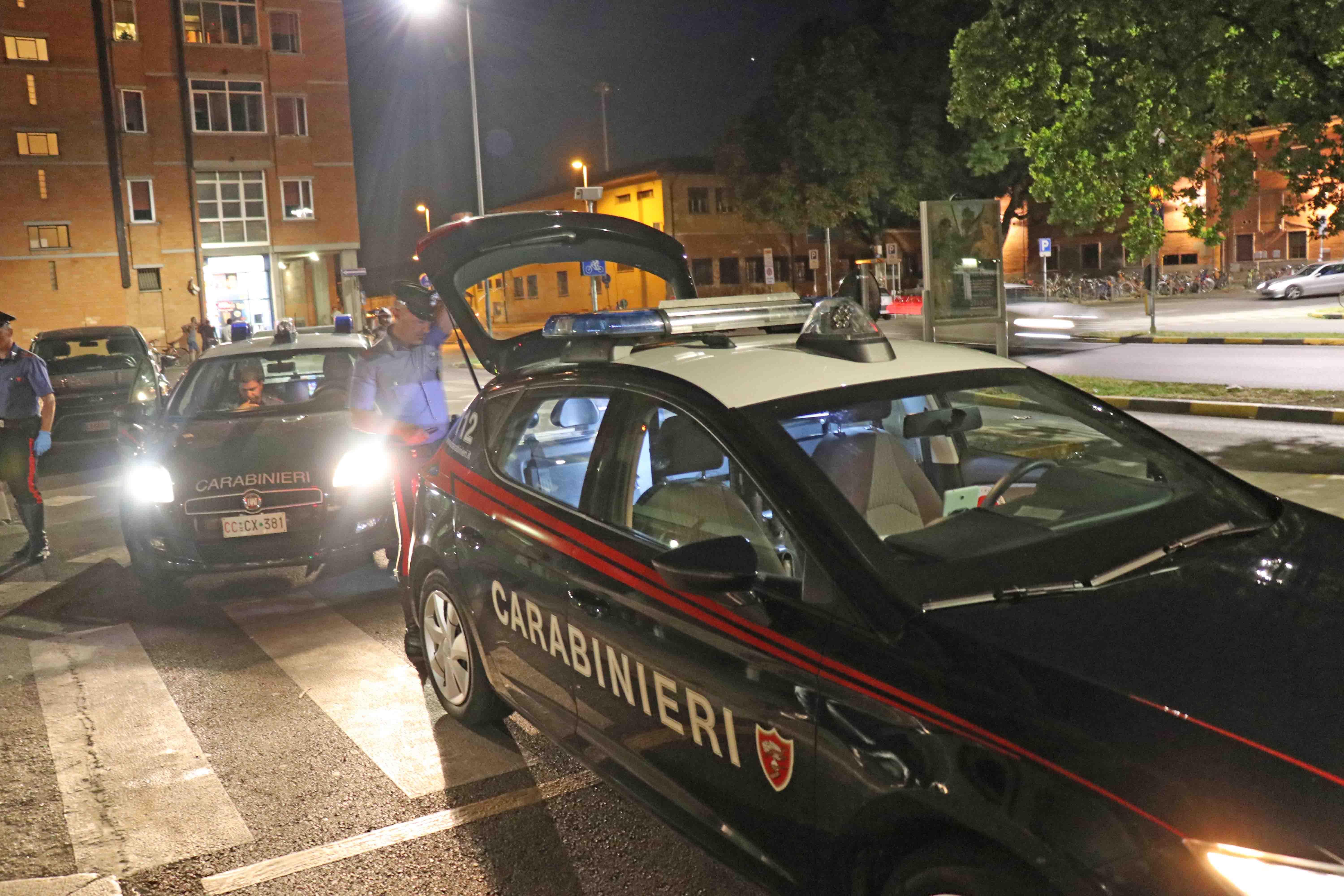 Pattuglie dei carabinieri sul piazzale della stazione ferroviaria di Ferrara