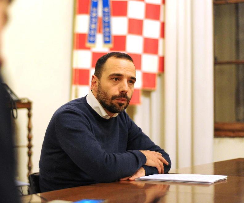 L’ex sindaco senza lavoro fa il concorso da impiegato con altri 5.165 iscritti 