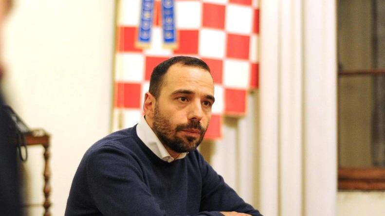 L’ex sindaco senza lavoro fa il concorso da impiegato con altri 5.165 iscritti