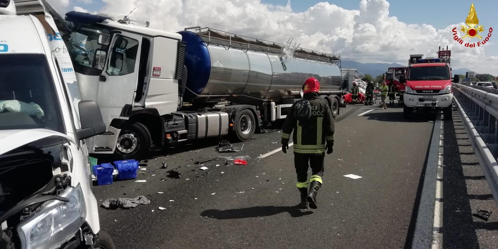 Vigili del fuoco e soccorritori al lavoro sull'A12 per l'incidente in cui si è registrata una vittima e otto feriti