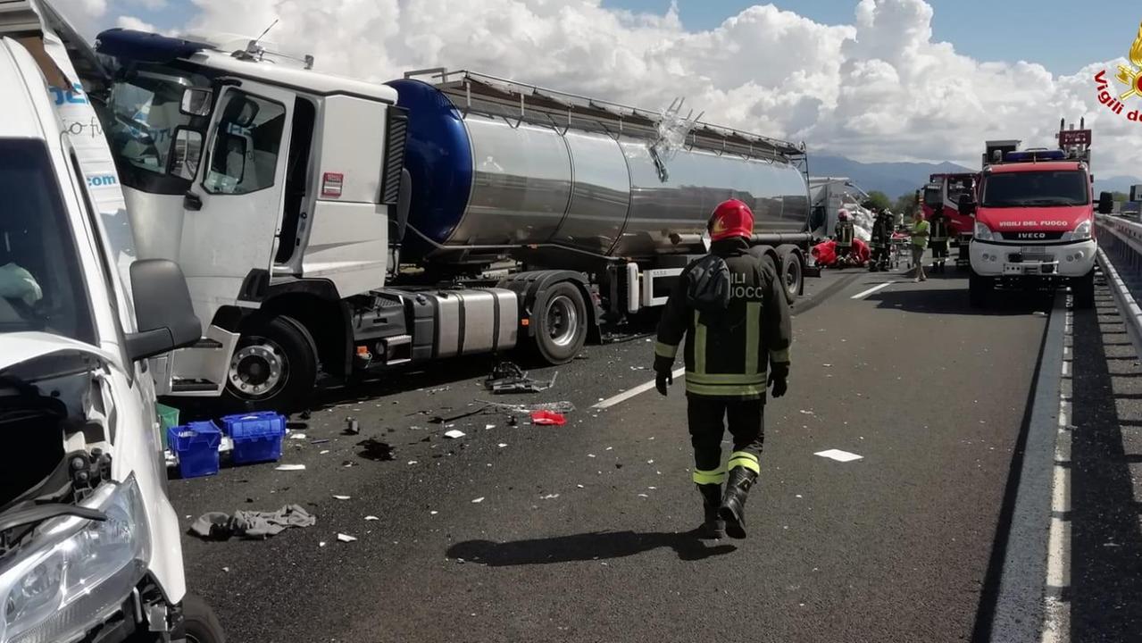 Vigili del fuoco e soccorritori al lavoro sull'A12 per l'incidente in cui si è registrata una vittima e otto feriti
